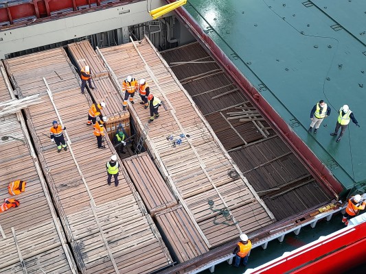 El Puerto descarga 10.000 toneladas de vidrio y eleva hasta diez veces más la importación respecto a 2020
