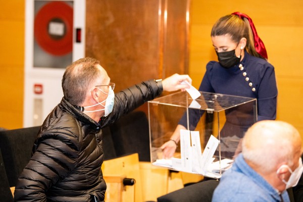 Los accionistas del Levante aprueban los 23 millones en pérdidas en la Junta más tensa de la 'era Catalán' 