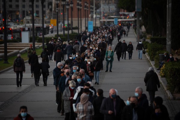 España suma 60.041 casos y 50 muertes, mientras la incidencia se dispara casi 90 puntos hasta 784