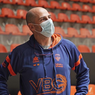 Peñarroya dirigirá al Valencia ante el Obradoiro al superar el covid-19
