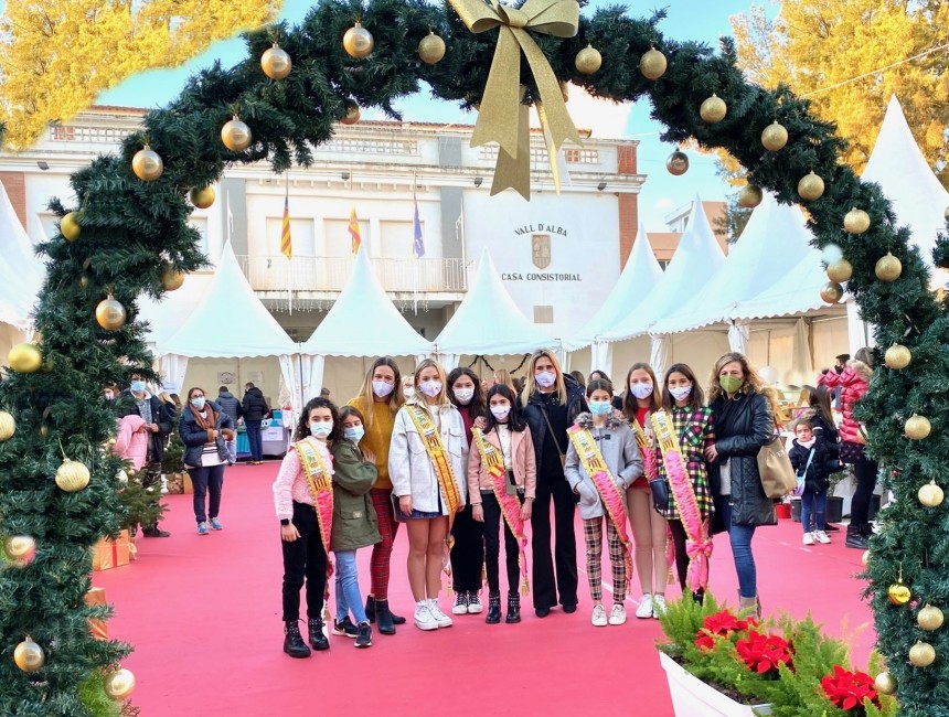 La alcaldesa de Vall d'Alba, Marta Barrachina, con las protagonistas de las fiestas en la localidad. - 