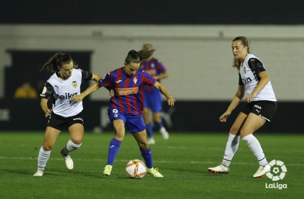 El Valencia gana al Eibar y respira en fin de año