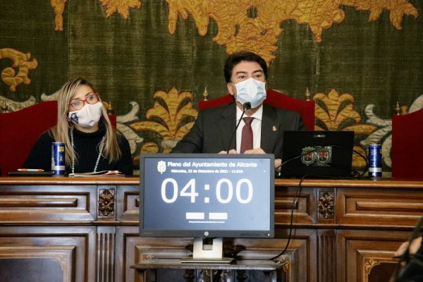 El bipartito de Alicante y Vox se ciegan con la imposición lingüística y callan sobre el presupuesto