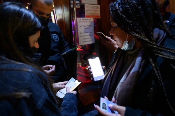 El TSJCV autoriza la ampliación del pasaporte covid en toda la hostelería, cines, teatros y gimnasios
