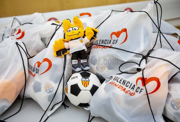 Una representación del Valencia lleva regalos a los menores hospitalizados