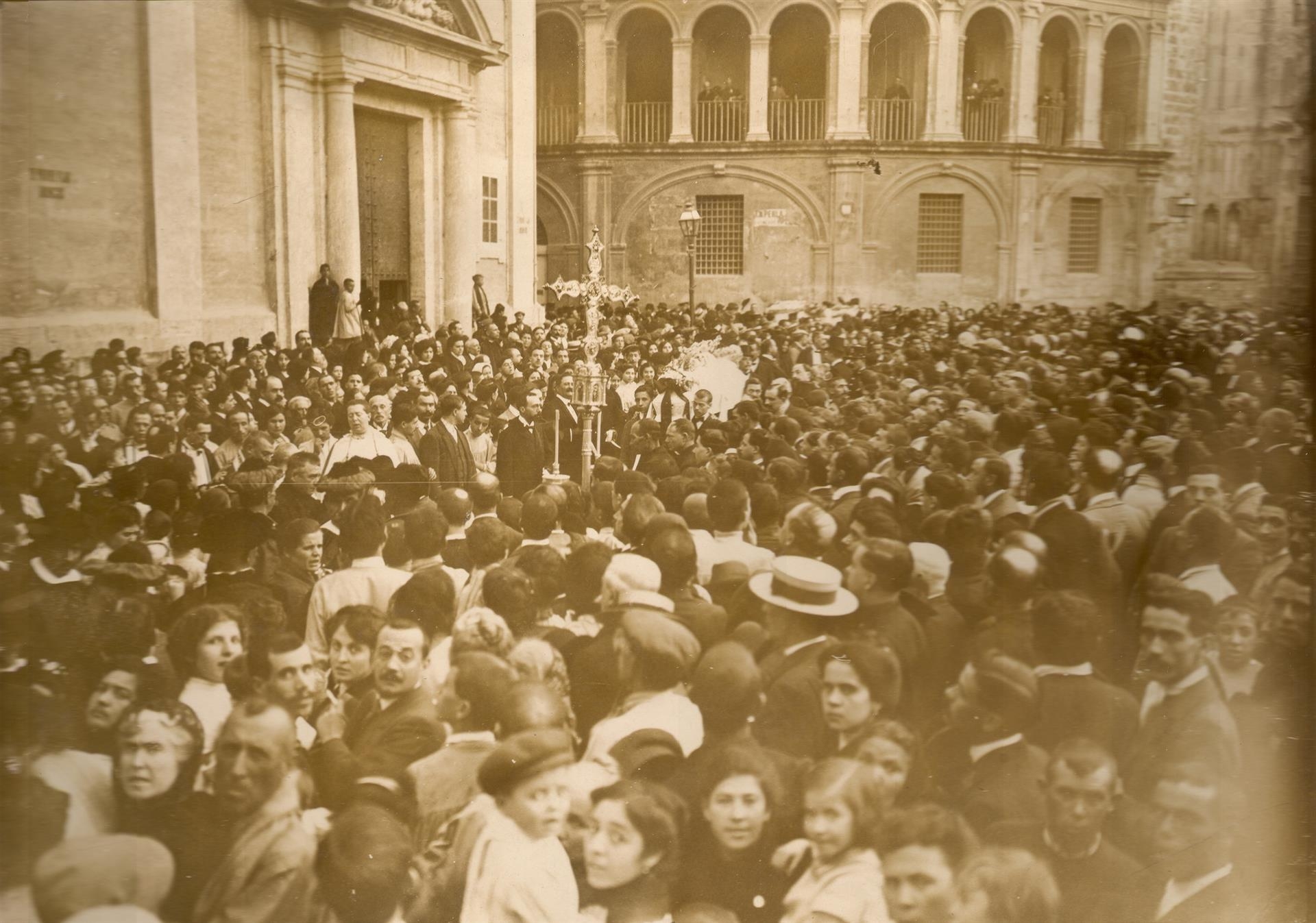  Entierro multitudinario de Salvador Giner en Valencia en 1911. Foto: S. GINER/REMITIDA SOCIETAT CORAL EL MICALET  - 