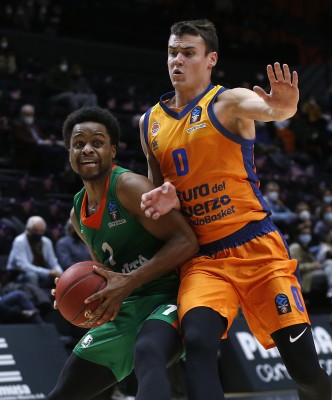 El Valencia debe salir del círculo vicioso para ganar al Obradoiro y coger el tren de Copa

