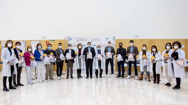Regalos valencianistas para los menores de los hospitales valencianos
