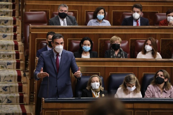 Casado acusa a Sánchez de usar como 