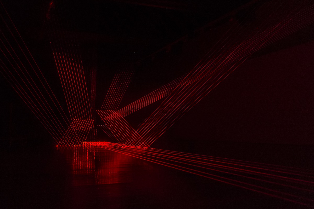 El colectivo Radiante realiza una intervención lumínica en el Centro Botín