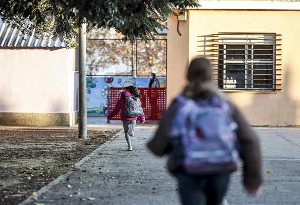 Los sindicatos piden acelerar la vacunación de la comunidad educativa y medidas para la vuelta al cole tras la Navidad