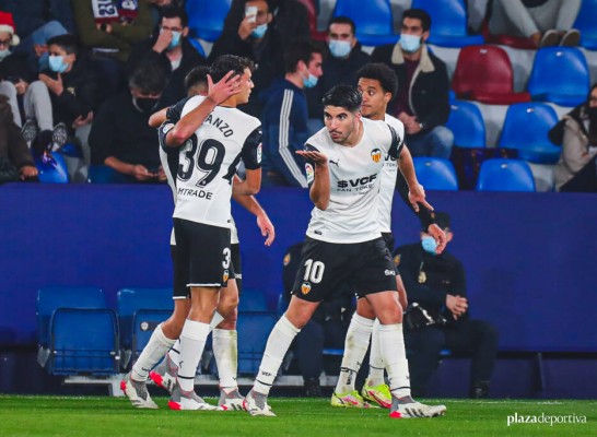 Soler selló con un doblete sus doscientos partidos con el Valencia
