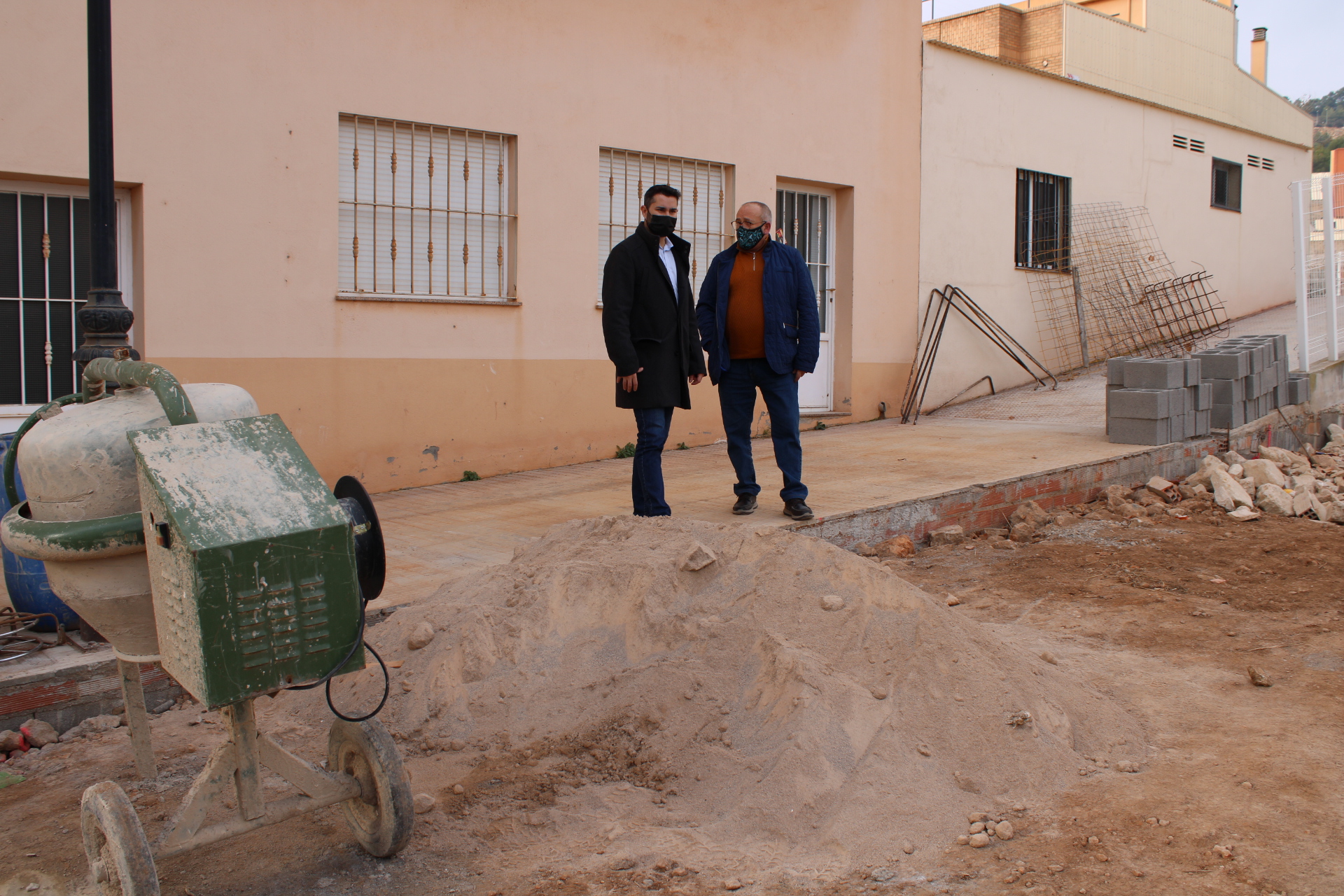 El alcalde de l'Alcora, Samuel Falomir, junto al concejal de Urbanismo, Julián Tena, durante su visita a las obras.  - 