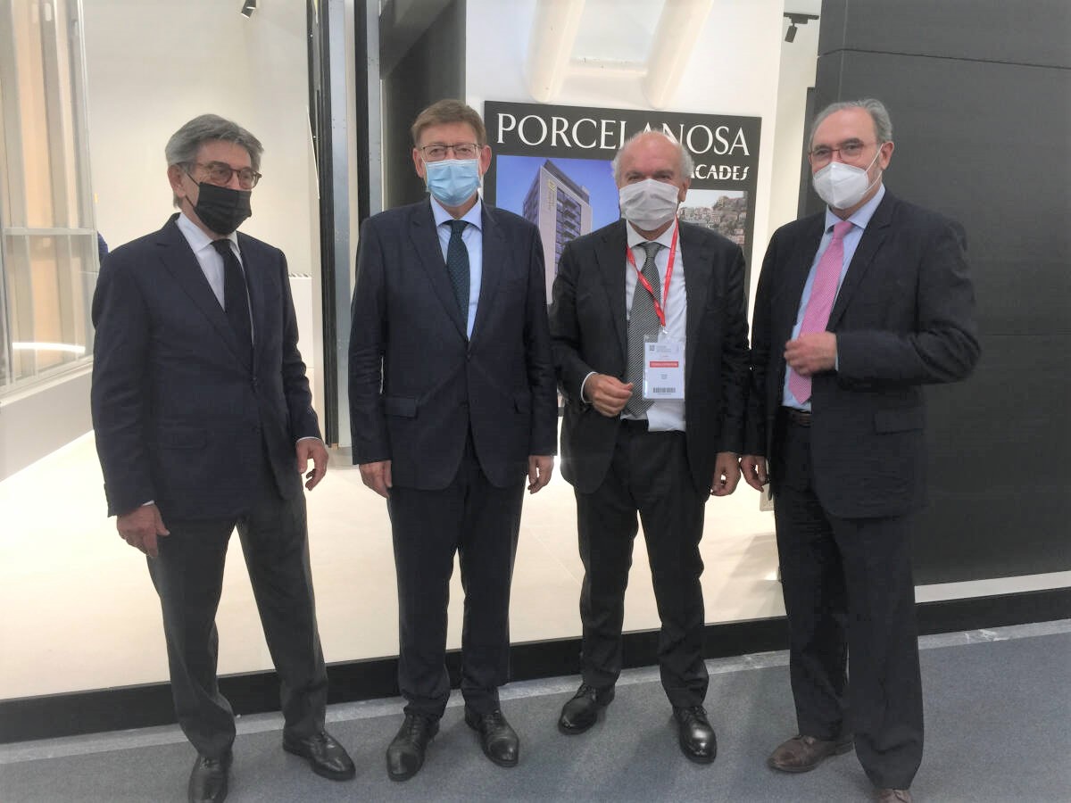 El presidente de la patronal italiana Confindustria Ceramica, Giovanni Savorani (segundo por la derecha), junto al president Puig; el presidente de Porcelanosa, Héctor Colonques; y el máximo responsable de Ascer, Vicente Nomdedeu, durante la visita q - 