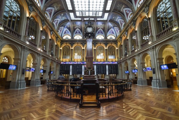 El Ibex 35 avanza un 1,2% en la media sesión y recupera los 8.300 puntos

