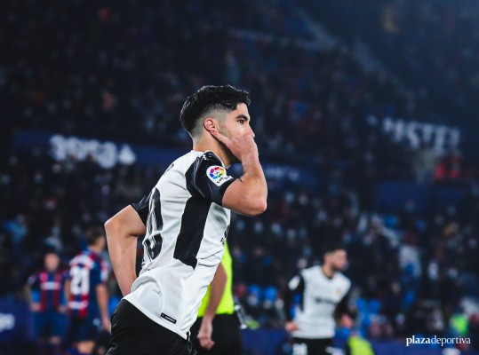 El Valencia se llevó un derbi loco gracias a su mejor pegada