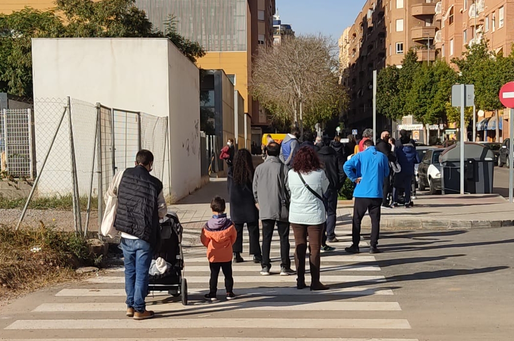 Largas colas este lunes en el centro de salud Fernando el Católico en Castelló - 