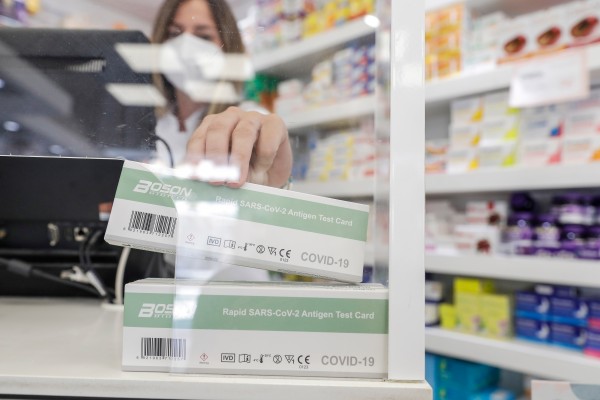La 'fiebre' de los test de antígenos en la Región: conseguir uno es una misión casi imposible