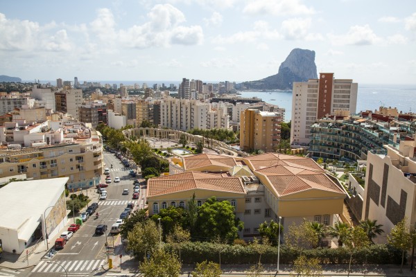 Calp aprueba un presupuesto de 40,2 millones con más dinero para limpieza, playas y rebajas de IBI

