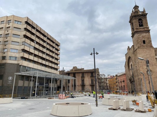 La reforma de la plaza de Brujas avanza: el alumbrado se pone en marcha 