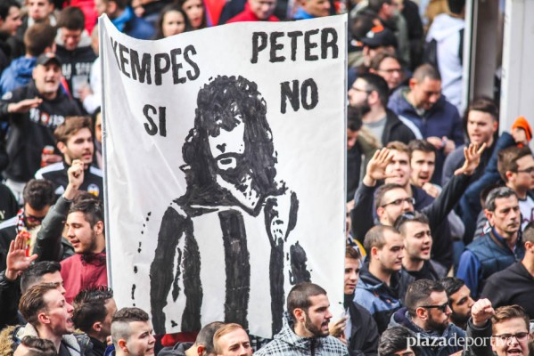 Aficionados del Valencia CF vuelven a protestar contra la gestión de Meriton