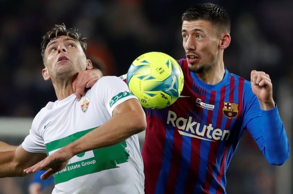 El Elche vende cara su derrota en el Camp Nou