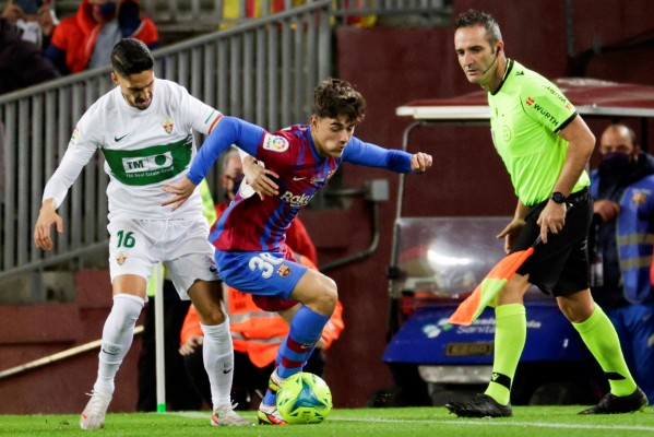 El Barça se impone al Elche al descanso con goles de Jutglà y Gavi