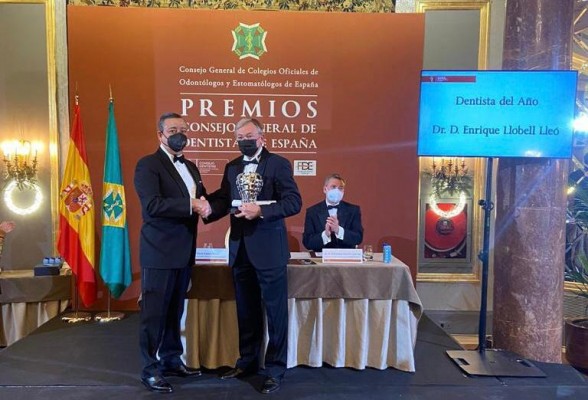 Enrique Llobell recibe el premio a mejor dentista del año por parte del Consejo General de España