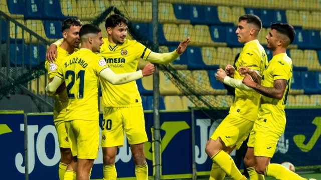 El Villarreal B logra una trabajada victoria ante el UCAM Murcia y duerme como líder