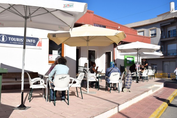 Benitatxell suprime la tasa de terrazas a una decena de bares en 2022 para paliar los daños de la pandemia

