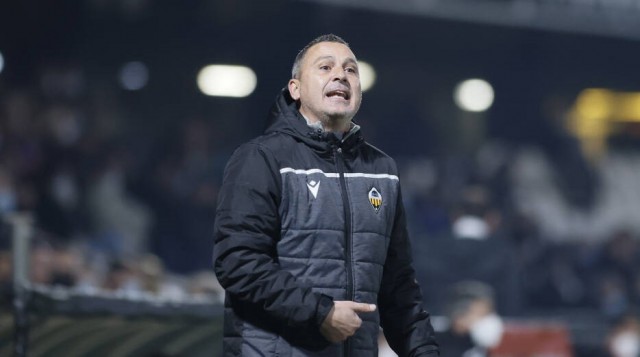 Escobar reconoce que podría premiar a algunos suplentes de la Liga tras su actuación en Copa