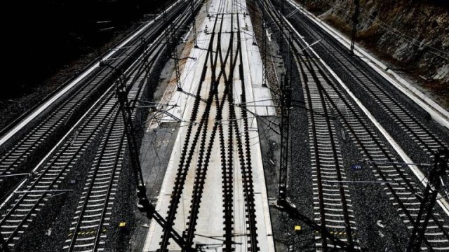 Adif licita el mantenimiento de las instalaciones del Corredor Mediterráneo
