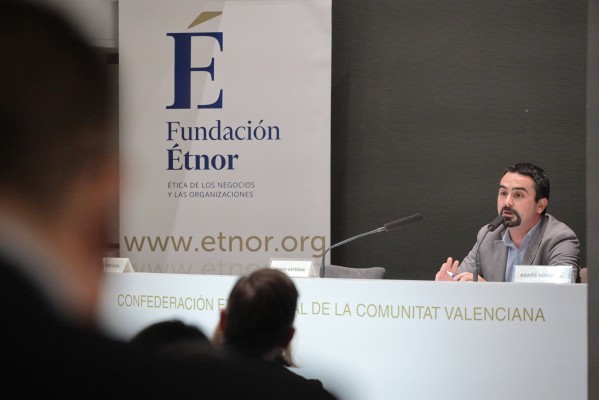 Mario Esteban, en el 'Seminario de Étnor': 