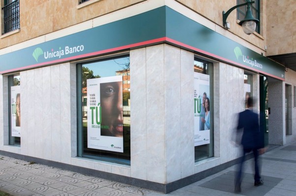  Más de 300 empleados de Unicaja Banco se apuntan al ERE en un día, según UGT