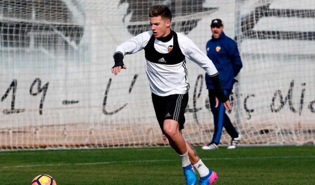 Santi Mina avanza en su recuperación y ya pisa el césped de Paterna
