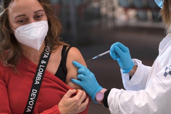 Sanidad y las CCAA avalan la tercera dosis para los mayores de 50 años y vacunados con AstraZeneca