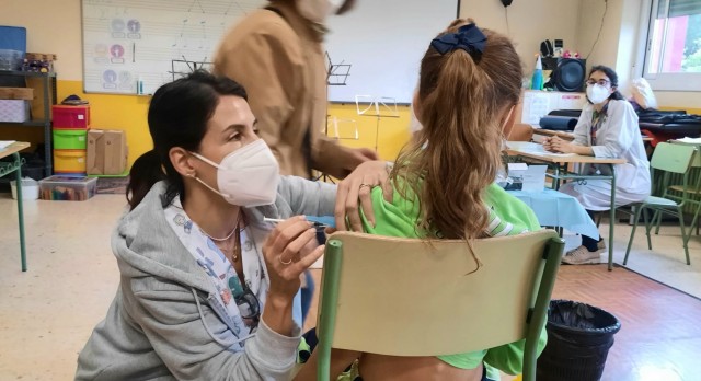 Sanidad inocula 3.457 escolares de 57 colegios de Alicante en la primera jornada de vacunación 