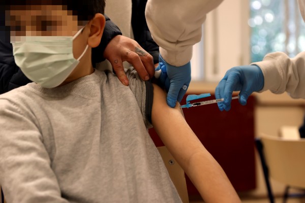 Más de 10.000 escolares de 159 centros reciben la primera dosis de la vacuna en la Comunitat 