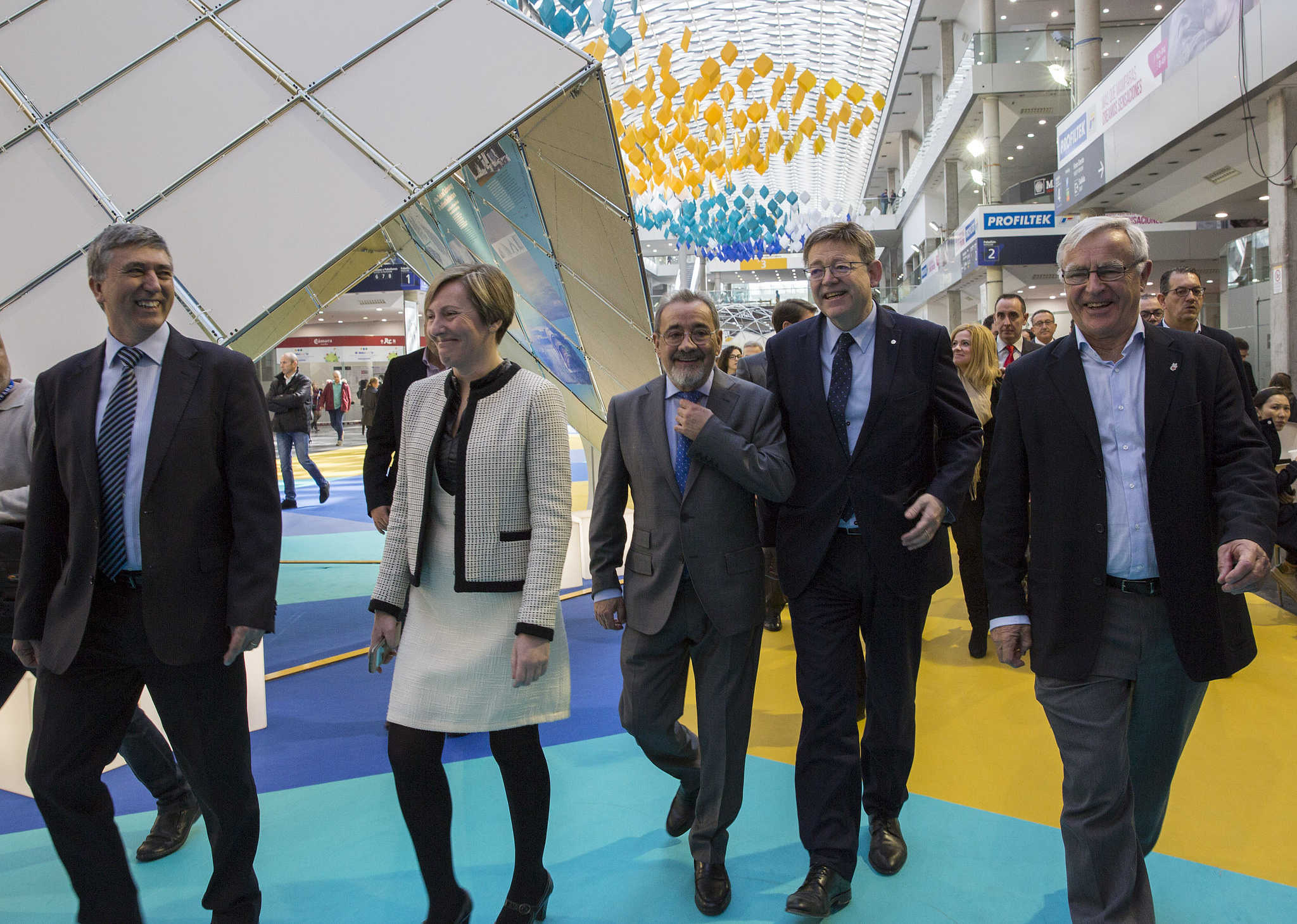 José Vicente González y Ximo Puig, junto al resto de autoridades en el paseo inaugural de Cevisama. Foto: FERIA VALENCIA - 