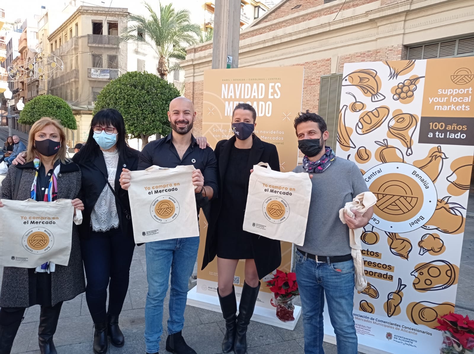 El portavoz de Unides Podem EU, Xavier López, con los representantes de los comerciantes. - 