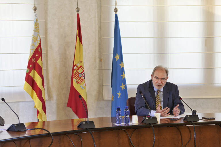 Vicente Nomdedeu, presidente de Ascer, en la sala de juntas de la sede de la asociación durante una comparecencia ante los medios. (Foto: Antonio Pradas) - 