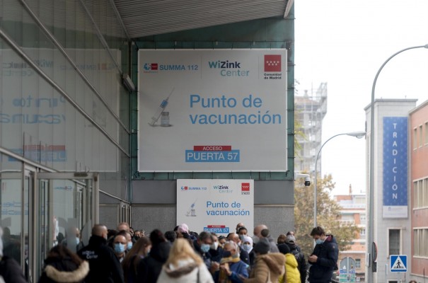La Ponencia de Vacunas estudia administrar la tercera dosis a mayores de 40 y trabajadores esenciales