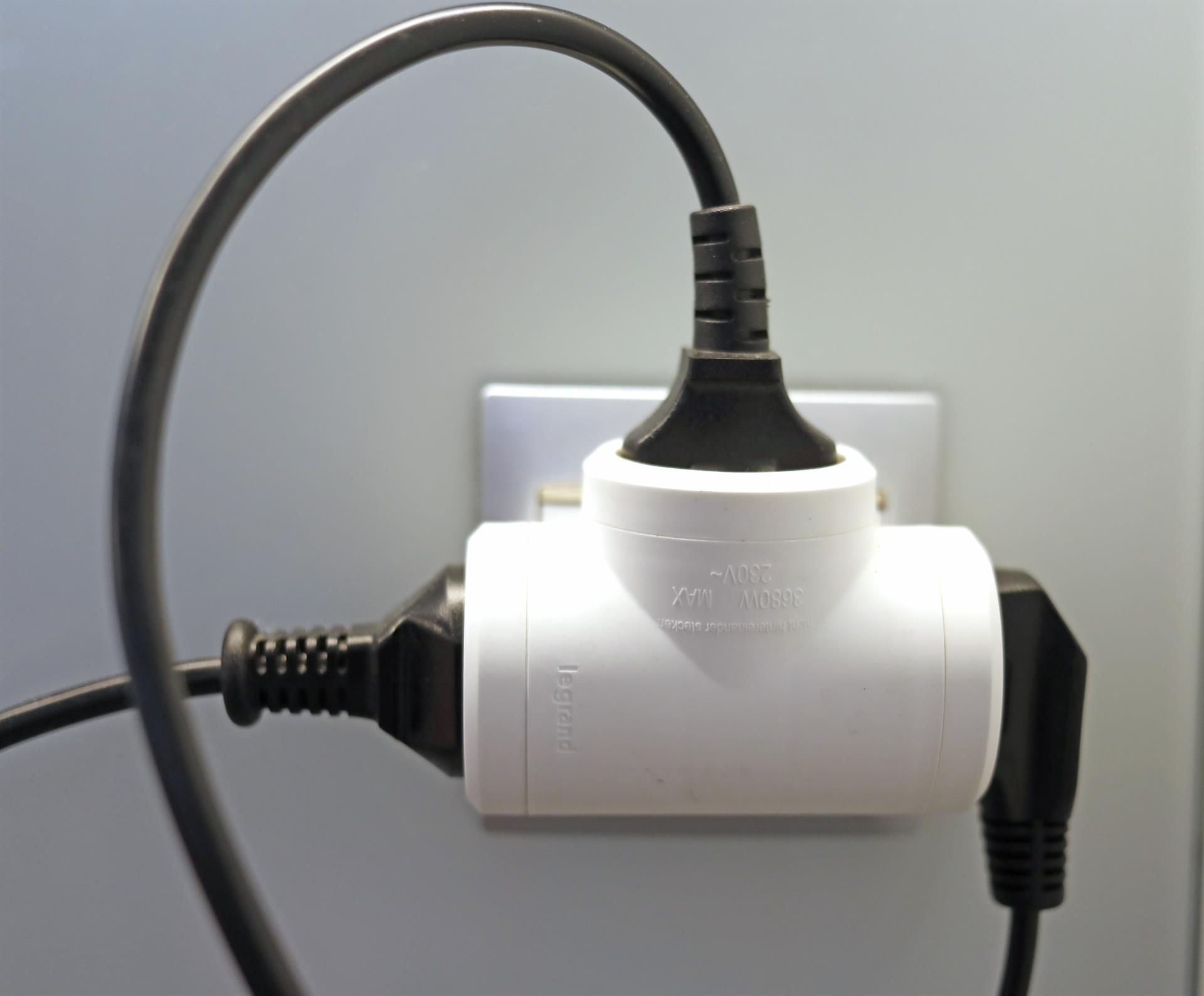 El precio de la luz se dispara de nuevo este jueves a un nuevo récord histórico de 302,48 euros/MWh