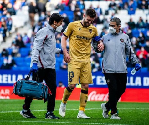 Mustafi, operado de un esguince de rodilla, estará tres meses de baja

