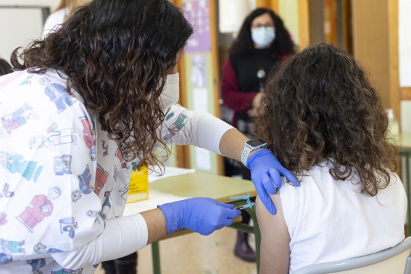 Arranca la vacunación infantil: Sanidad inocula a más de 850 alumnos de 21 colegios de Castellón