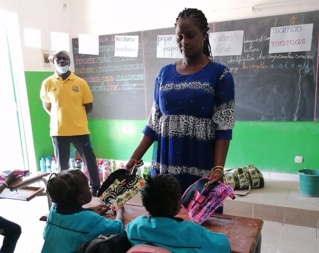 Estudiantes del CEU crean objetos sostenibles que distribuirán mujeres en riesgo de exclusión de Senegal