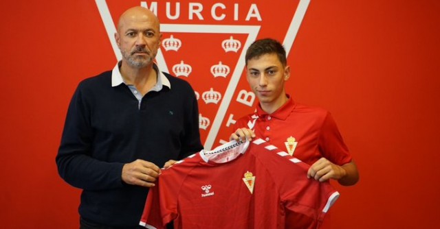 El Real Murcia amplía el contrato del juvenil Héctor Fernández ya con ficha profesional