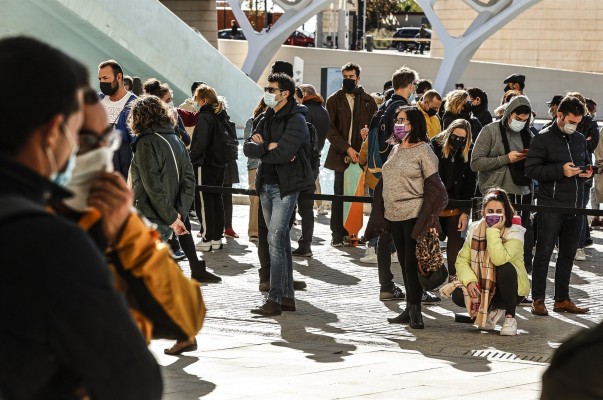 España notifica 26.136 nuevos casos de covid, 58 muertes y la incidencia ya supera los 400