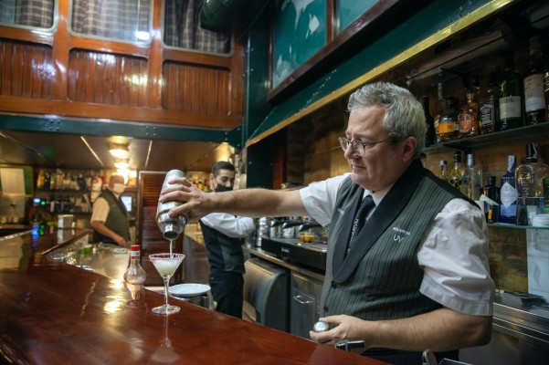 El Aquarium son muchos hombres y su clientela