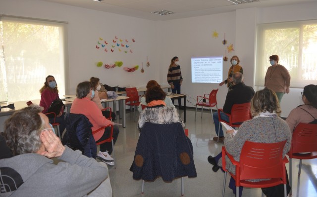Alicante y AFA imparten formación para personas que cuidan en casa a pacientes con demencia